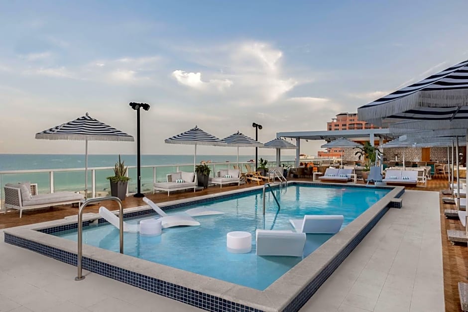 The Hiatus Clearwater Beach, Curio Collection by Hilton