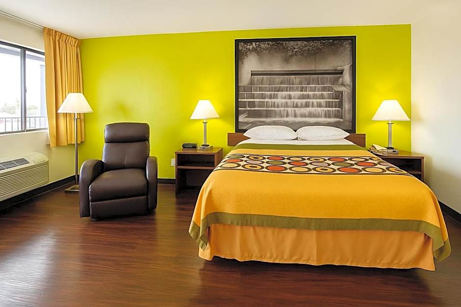 Super 8 by Wyndham Giddings