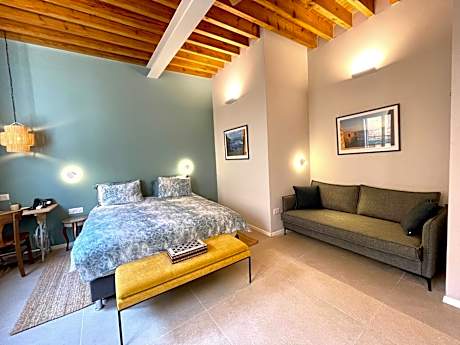 Deluxe Room (2 Adults + 1 Child)