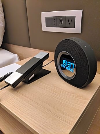 Deluxe Room, 1 King Bed, City View