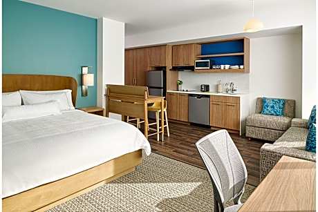 Premium 1 Bedroom Suite, Guest room, 1 King