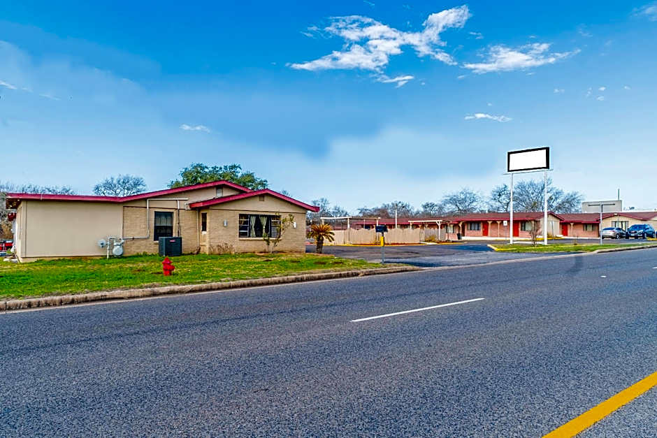 OYO Hotel Beeville -US 181