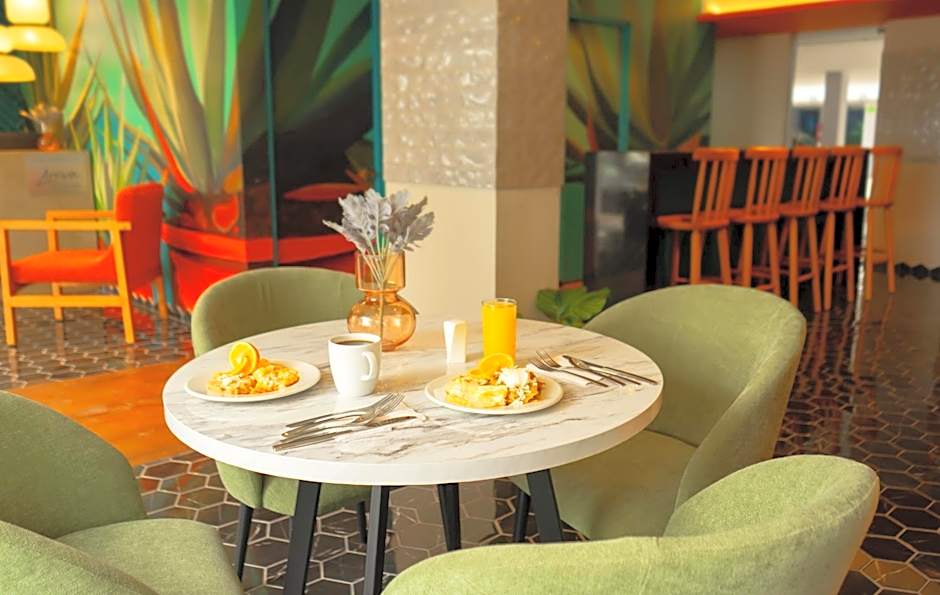 Vista Express Guadalajara Expo SureStay Collection by BW
