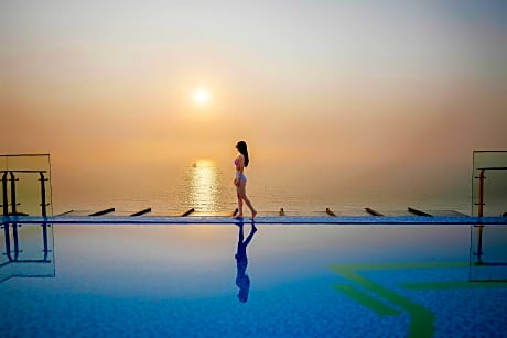 Maximilan Danang Beach Hotel