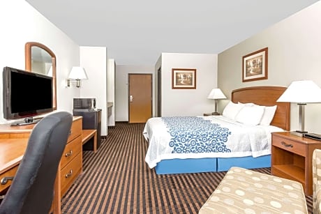 1 Queen Bed Non-Smoking