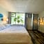 TAMPA BAY, BEACH step away, WIFI, FREE PARKING,POOLS, JACUZZI