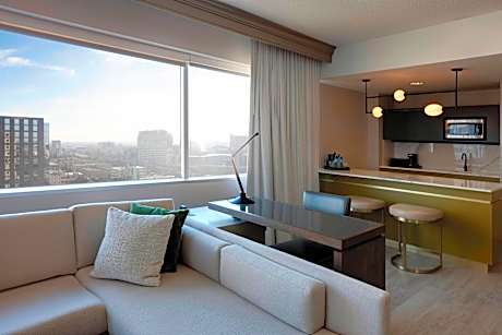 Marriott Suite, 1 Bedroom Junior Suite, 1 King, Sofa bed, City view, Corner room