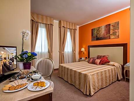 Double Room (1 Adult)