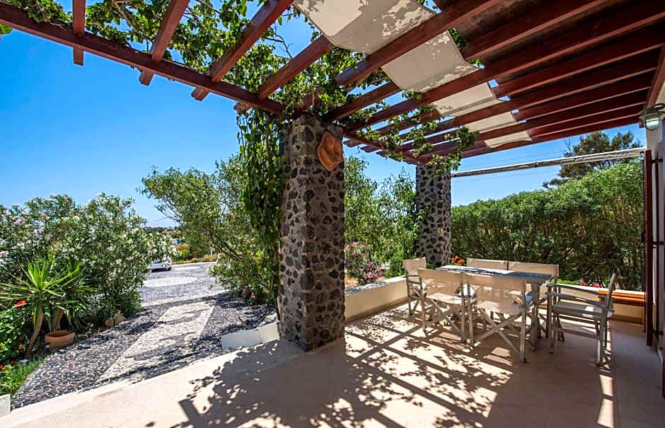 Birds Villa Apartments with Heated Pool - Including Car and Breakfast