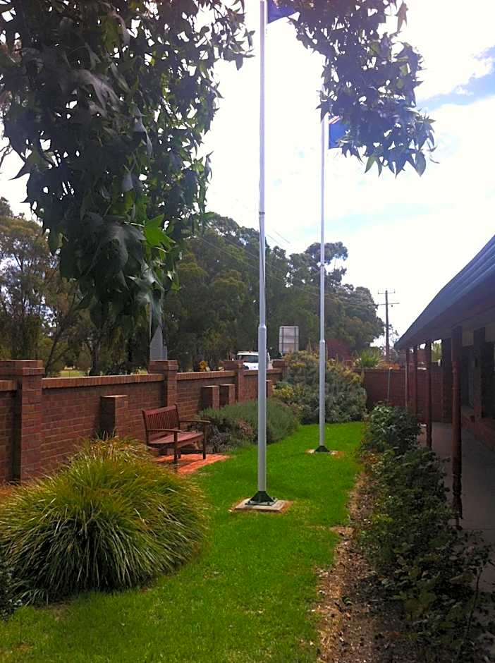 Golden Country Motel and Caravan Park