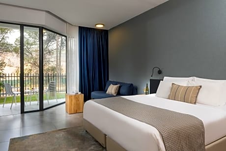 Family Room with Garden View