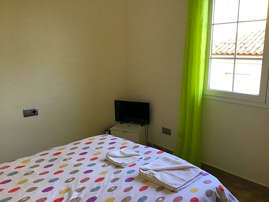 Double Room with Shared Bathroom and Shared Communal Areas R4