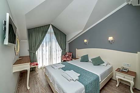 Superior Room with Balcony Garden or Pool View