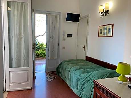 Superior Single Room with Patio and Sea View