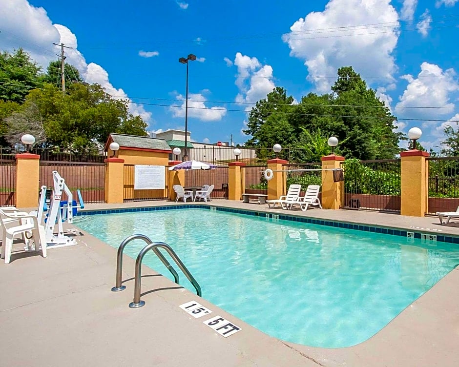 Econo Lodge Inn & Suites Northport