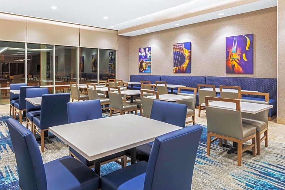 La Quinta Inn & Suites by Wyndham Kansas City Beacon Hill