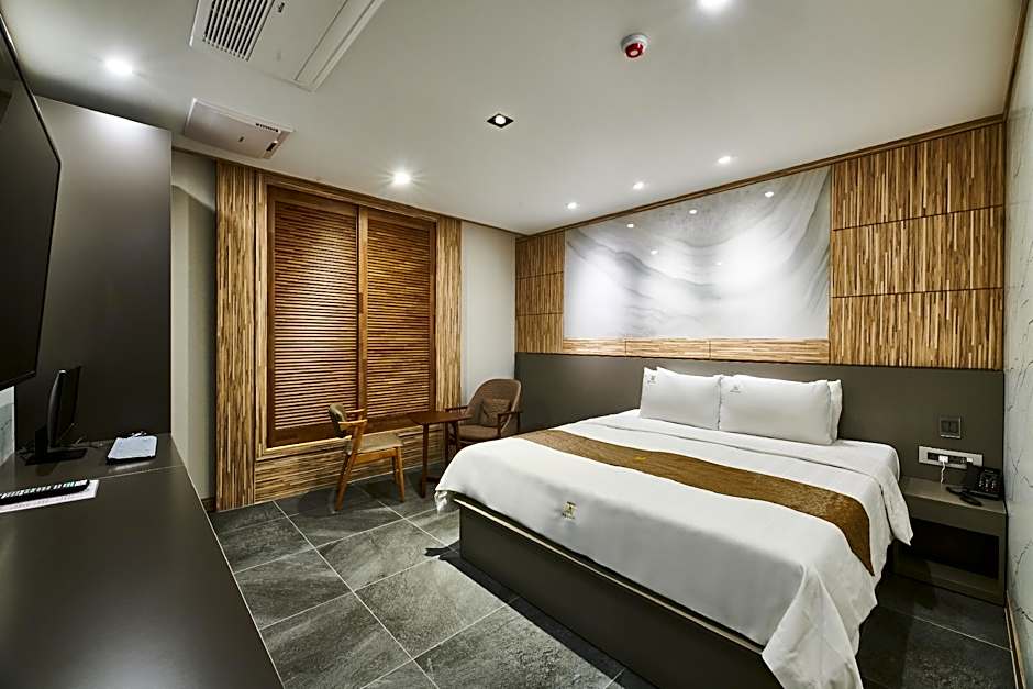 Aura Hotel