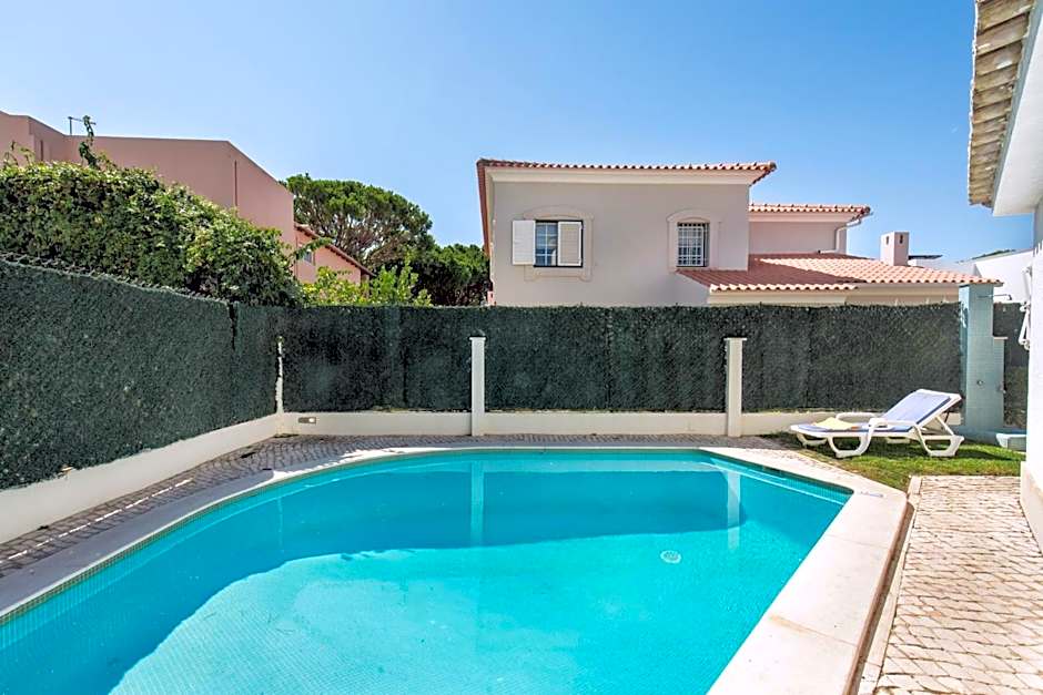 Residential cul-de-sac walking distance to centre, private pool, free AC wifi