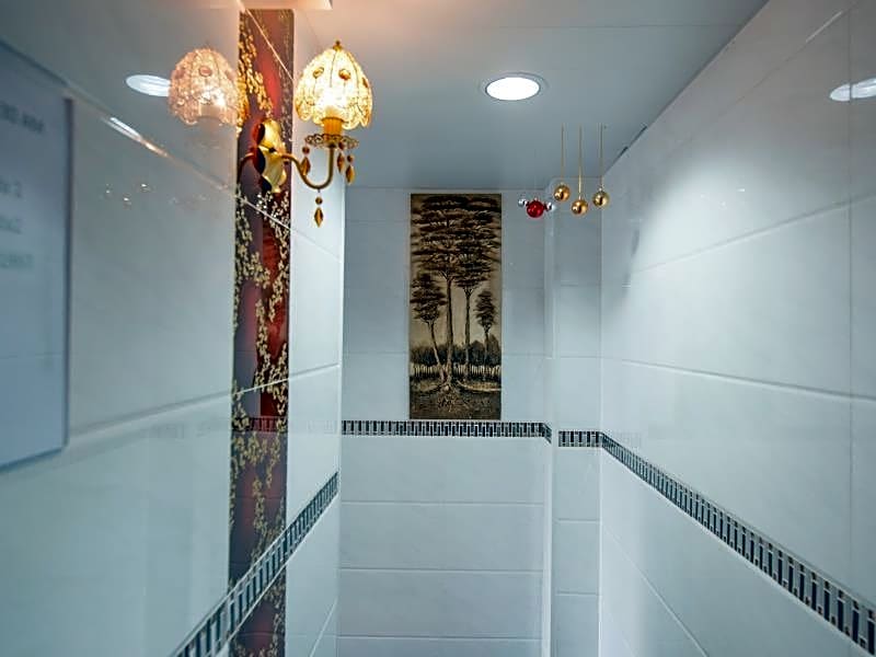 Canada Inn - Formerly Canada Hotel