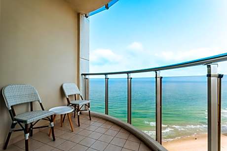 Deluxe Room with Balcony and Sea View (2 Adults+1 Child)