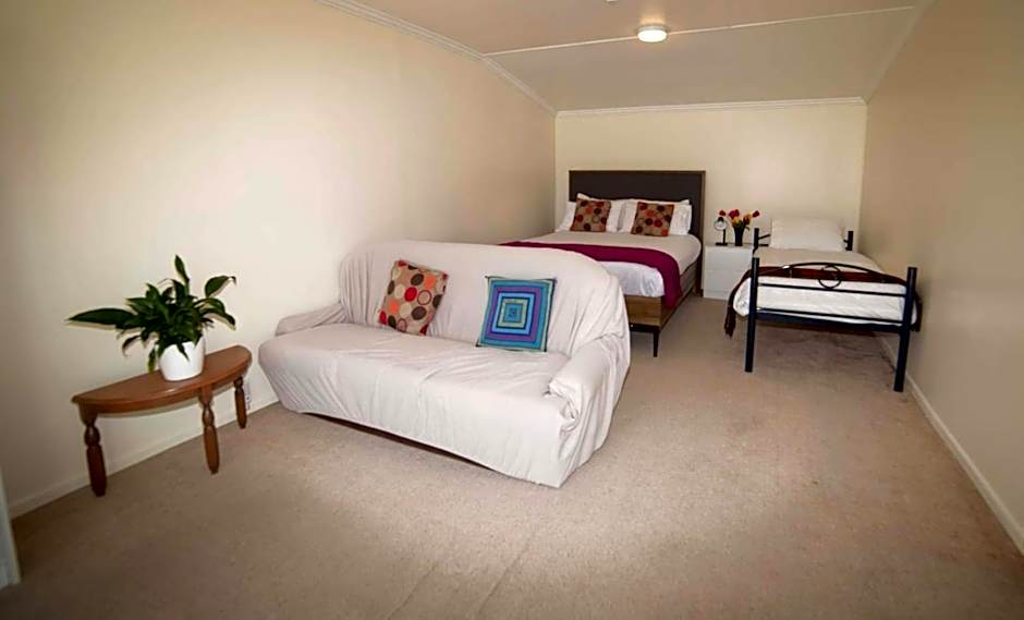 Surat Bay Lodge by the Sea/Backpackers Hostel