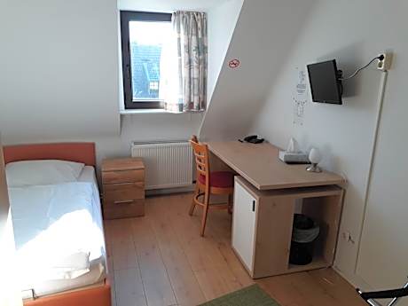 Single Room with Shared Bathroom