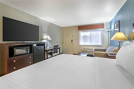 1 King Bed Non-Smoking Microwave And Refrigerator Shower Only Full Breakfast