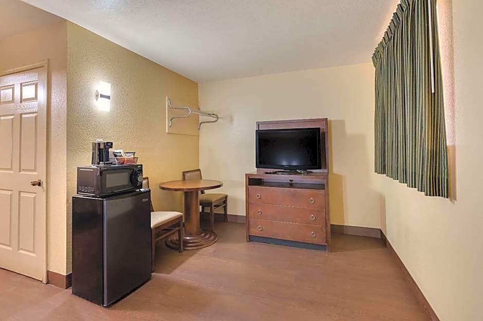 Rodeway Inn & Suites East