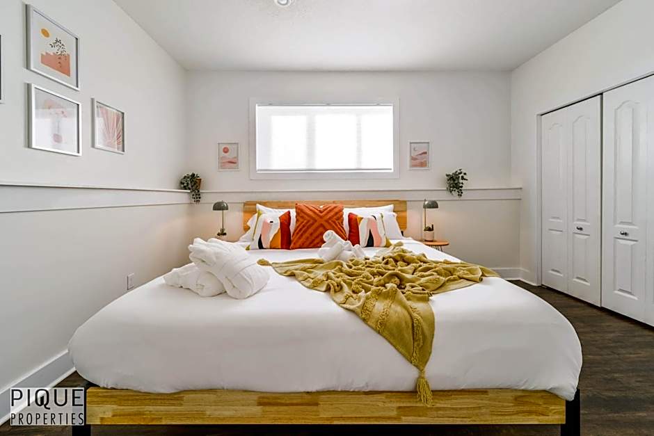 Tropical Oasis - King Beds - Free Netflix & Parking - Fast Wi-Fi