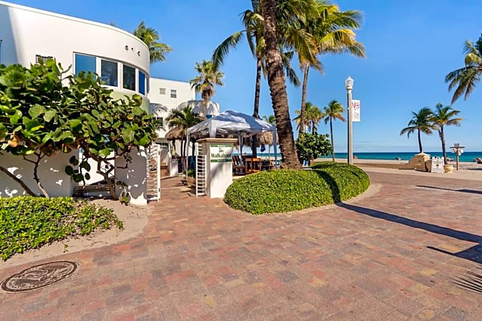 Walkabout 1 Tower Suite in the heart of Hollywood Beach