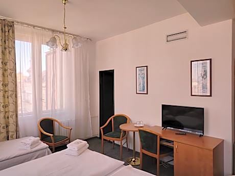 Quadruple room standard, 1 double and 2 twin beds