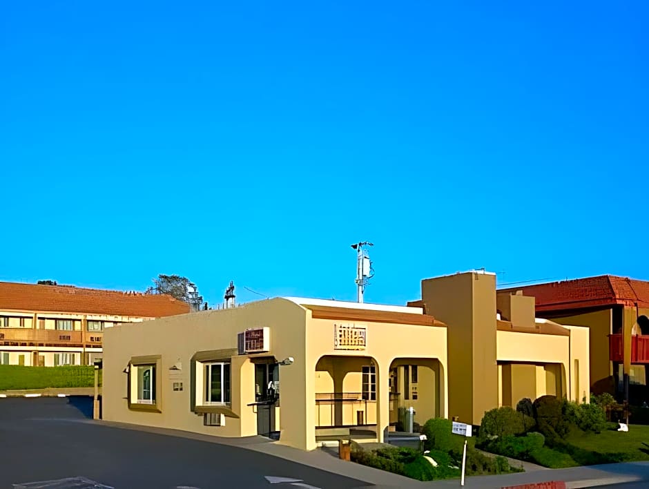 Pacific Coast Roadhouse Hotel