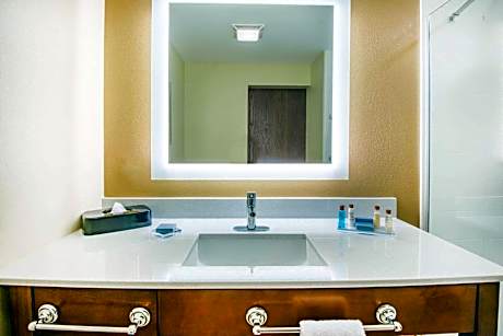 King Suite - Non-Smoking