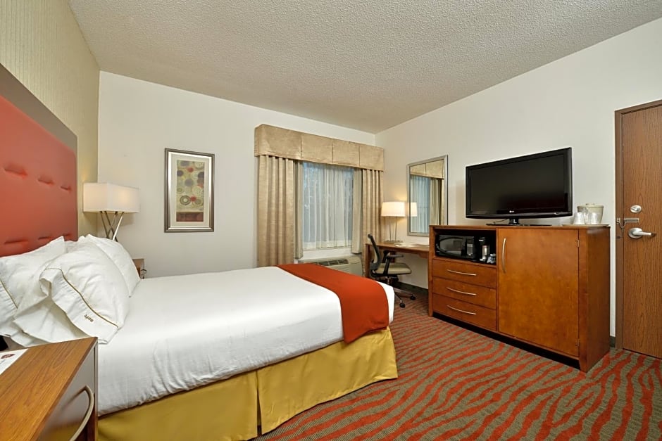 Holiday Inn Express Boston/Milford Hotel, an IHG Hotel