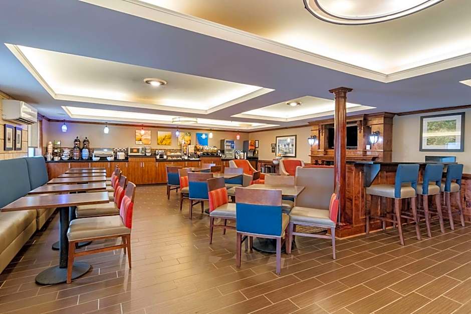 Comfort Inn & Suites South Hill I-85