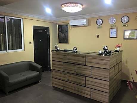 Momak 5 Hotel and Suites