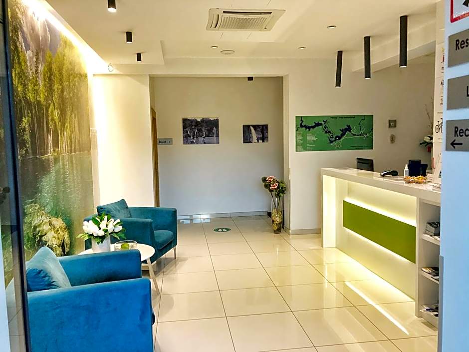 16 Lakes Hotel