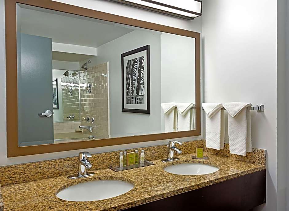 DoubleTree By Hilton Hotel Pittsburgh-Meadow Lands