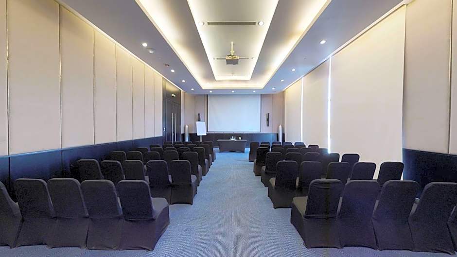 Dusit Thani LakeView Cairo
