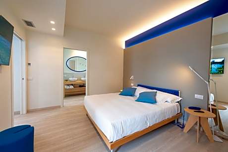 Suite with Balcony and Sea View