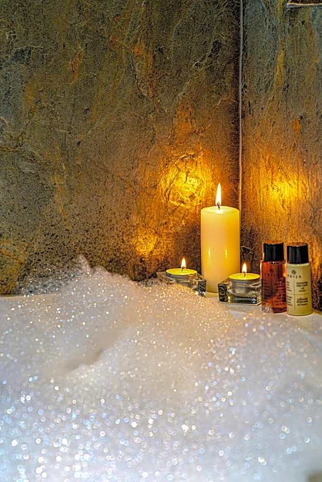 Demeures & Châteaux Auberge de la Tour - Hôtel & Restaurants - Marcolès Auvergne