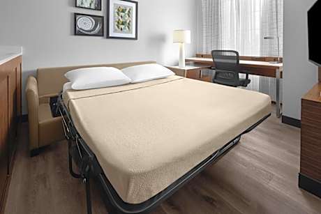 L shaped bedroom, 1 Bedroom Suite, 2 Queen, Sofa bed (Mobility Accessible w/ Tub)