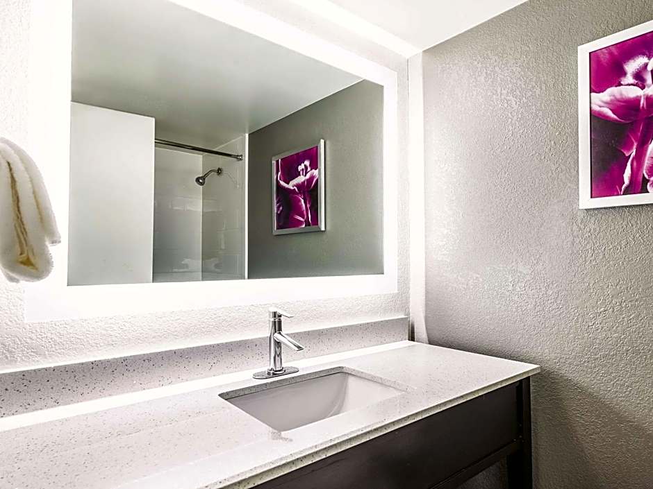 La Quinta Inn & Suites by Wyndham Cincinnati Sharonville