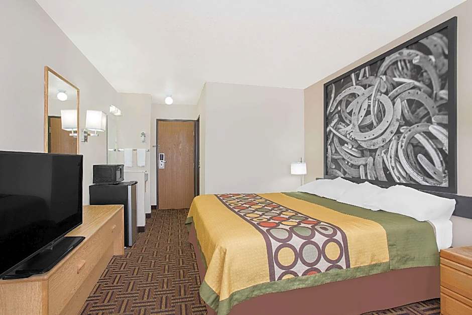 Super 8 by Wyndham Bloomfield