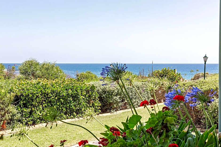 Canal Rocks Beachfront Apartments