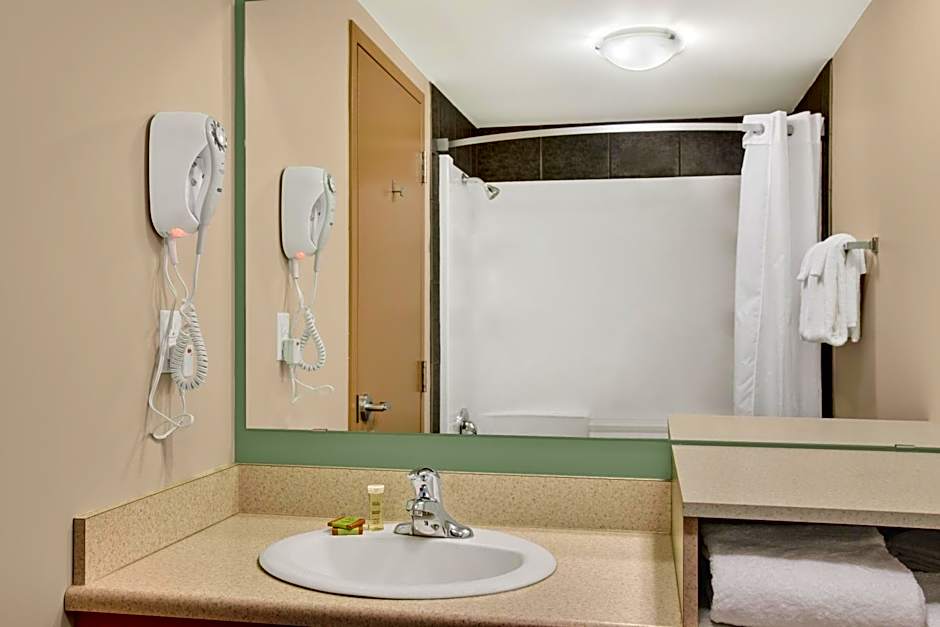 Super 8 by Wyndham Red Lake ON