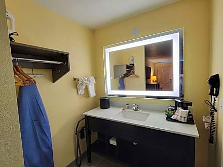 Suite-1 King Bed Non-Smoking Sofabed Jetted Tub Pool View Microwave And Refrigerator Wi-Fi Full Brea