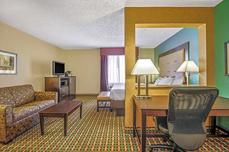 La Quinta Inn & Suites by Wyndham Maingate Fort Jackson