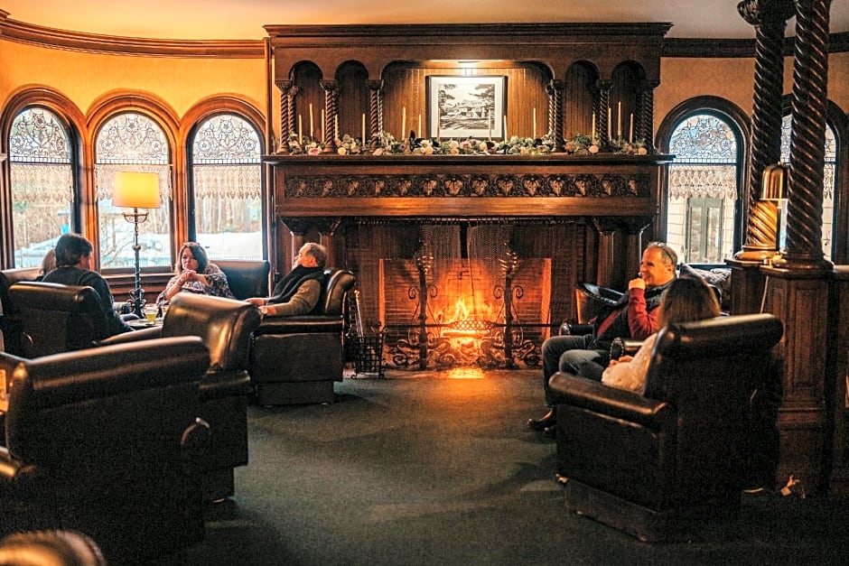 Stonehurst Manor Including Breakfast and Dinner