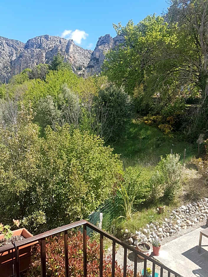 "Les Lauriers" chambre indépendante avec terrasse privée